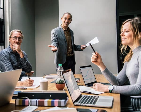"Equipo profesional gestionando alojamientos turísticos para propietarios"